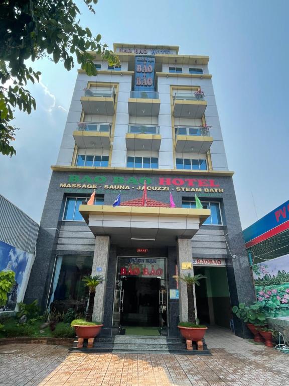 budynek z wejściem do hotelu w obiekcie Bảo Bảo Hotel w mieście Châu Đốc
