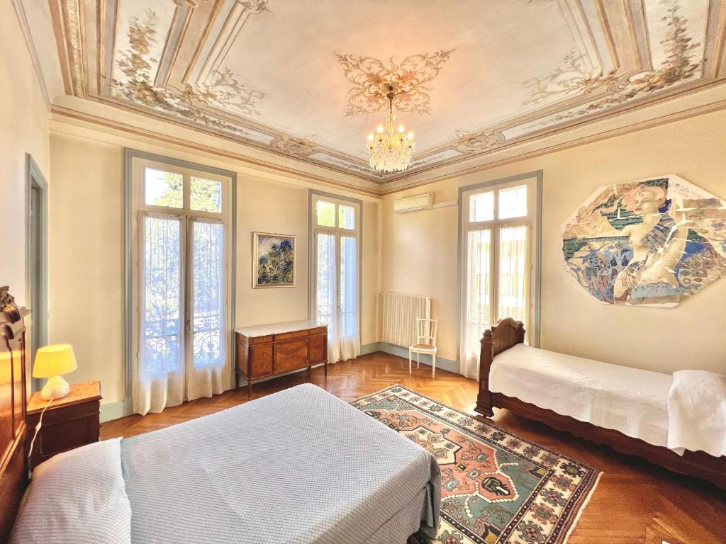 ニースにあるRésidence La Villa Léonieの天井の広い客室で、ベッド1台が備わります。