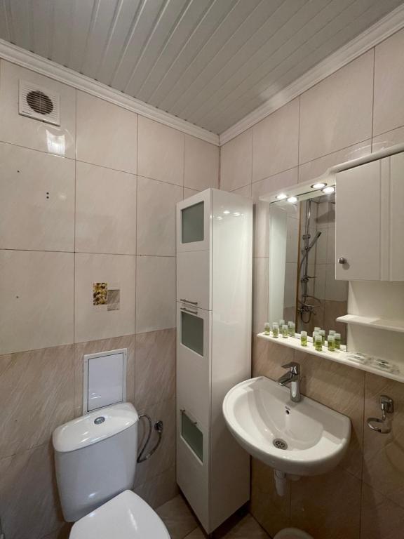 Apart hotel Gallery L في ساني بيتش: حمام مع مرحاض ومغسلة