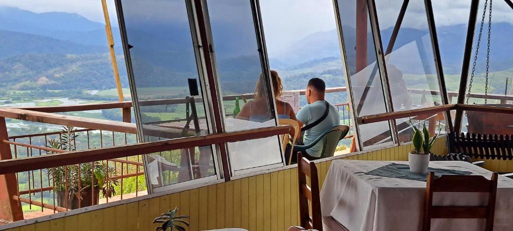 Nespecifikovaný výhled na hory nebo výhled na hory při pohledu z hostelu