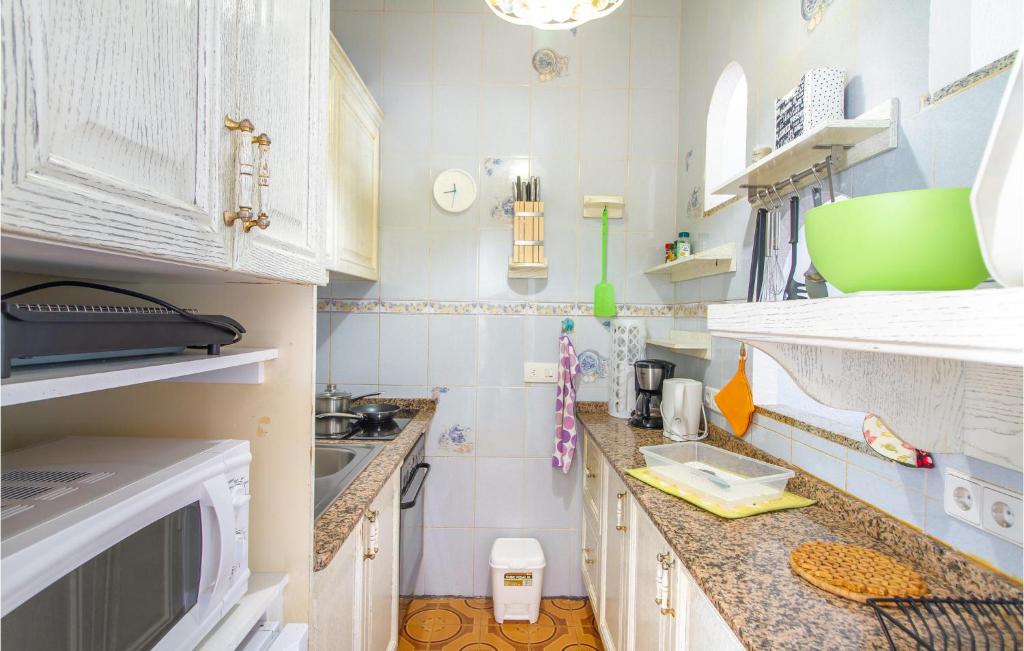 Kuchyňa alebo kuchynka v ubytovaní Stunning Home In Torrevieja With Wifi
