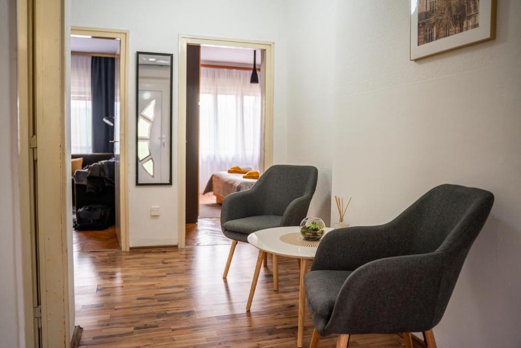 uma sala de estar com duas cadeiras e uma mesa em Apartment SOUL em Knin