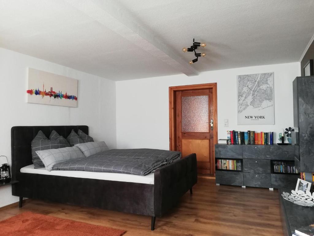 um quarto com uma cama e uma estante de livros em Ferienwohnung Isis in Neufang em Sonneberg