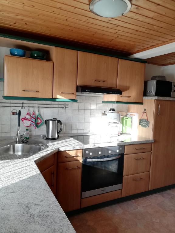 Kuchyň nebo kuchyňský kout v ubytování Ferienwohnung Isis in Neufang