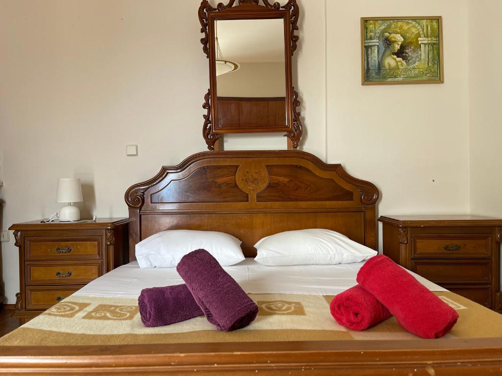 uma cama com três toalhas com um espelho em Beachfront Studio Socrates em Gennadi