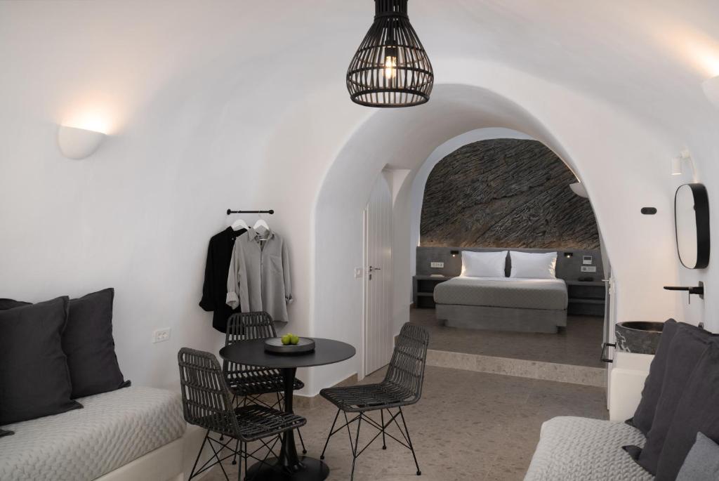 Postel nebo postele na pokoji v ubytování Nisó Cave Suites