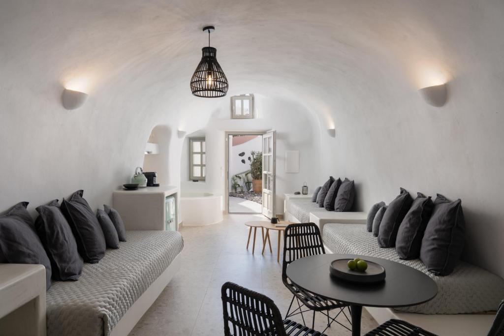 Posezení v ubytování Nisó Cave Suites