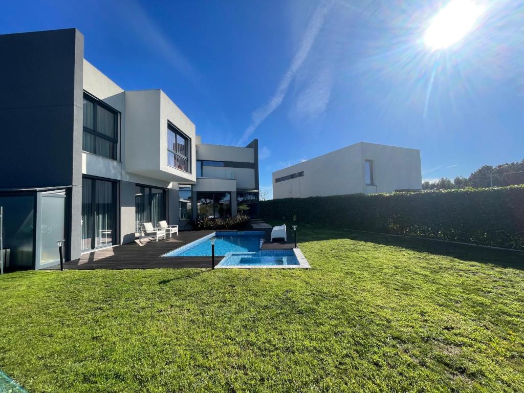 una casa grande con un patio delante en rainbow house 