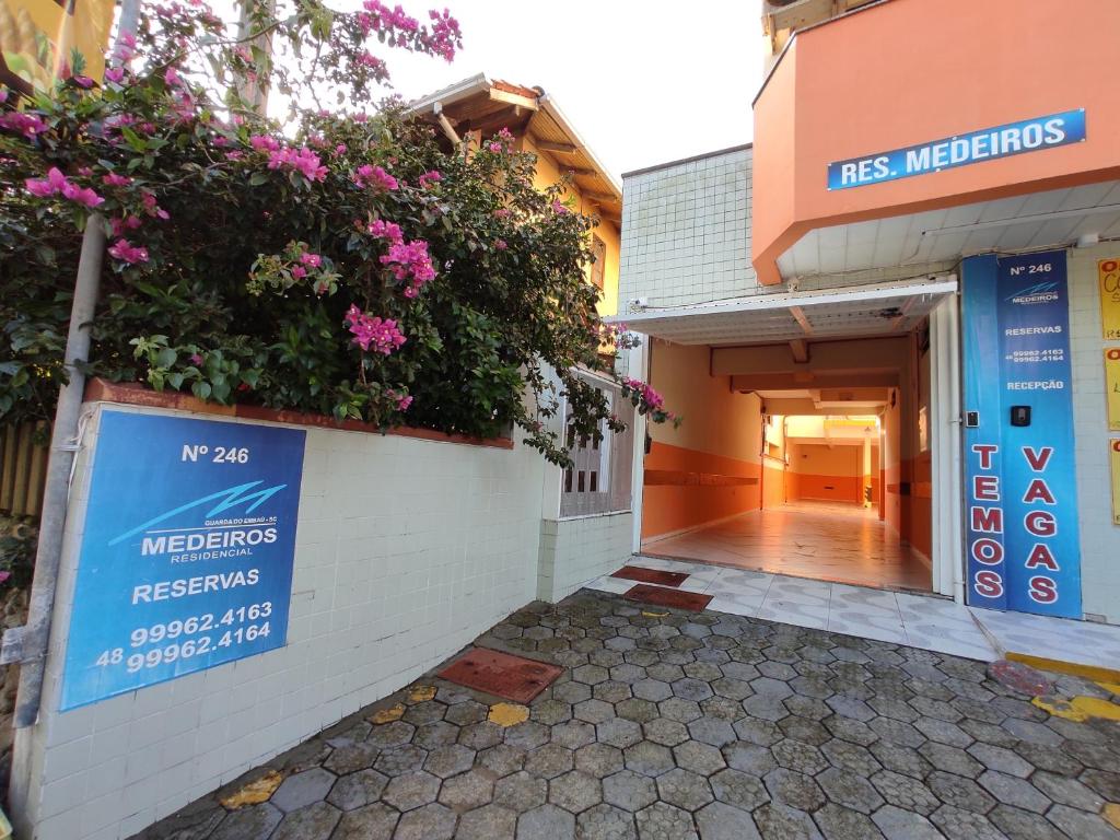 Residencial Medeiros في غواردا دو إمباو: مبنى عليه لافته