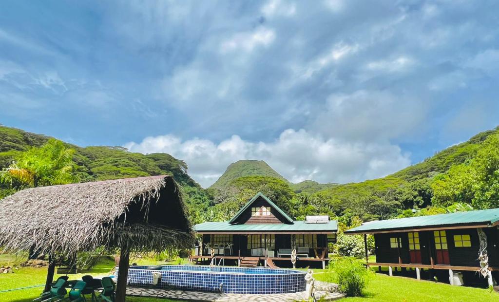 un resort con montagne sullo sfondo di Te Fare Manulani a aUturoa