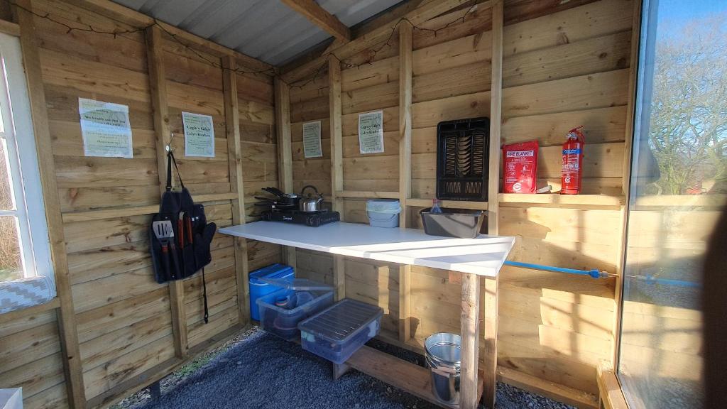 Kuchyň nebo kuchyňský kout v ubytování Calon Y Goedwig Glamping