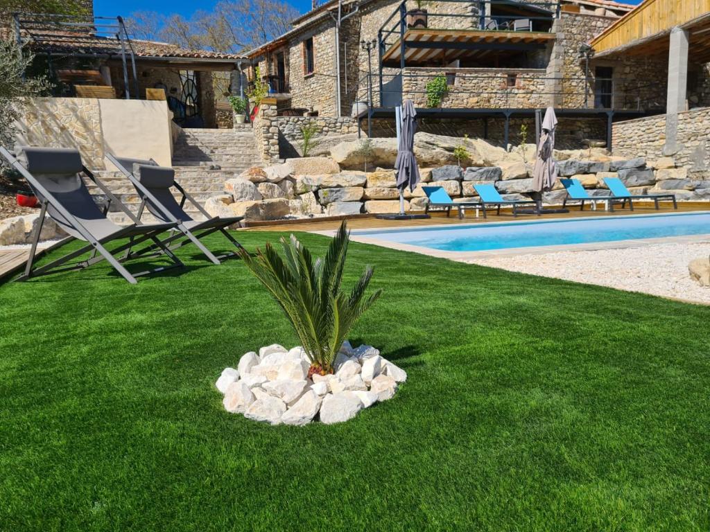 Bazén v ubytování Le mas des hirondelles, Gite Naturiste nebo v jeho okolí