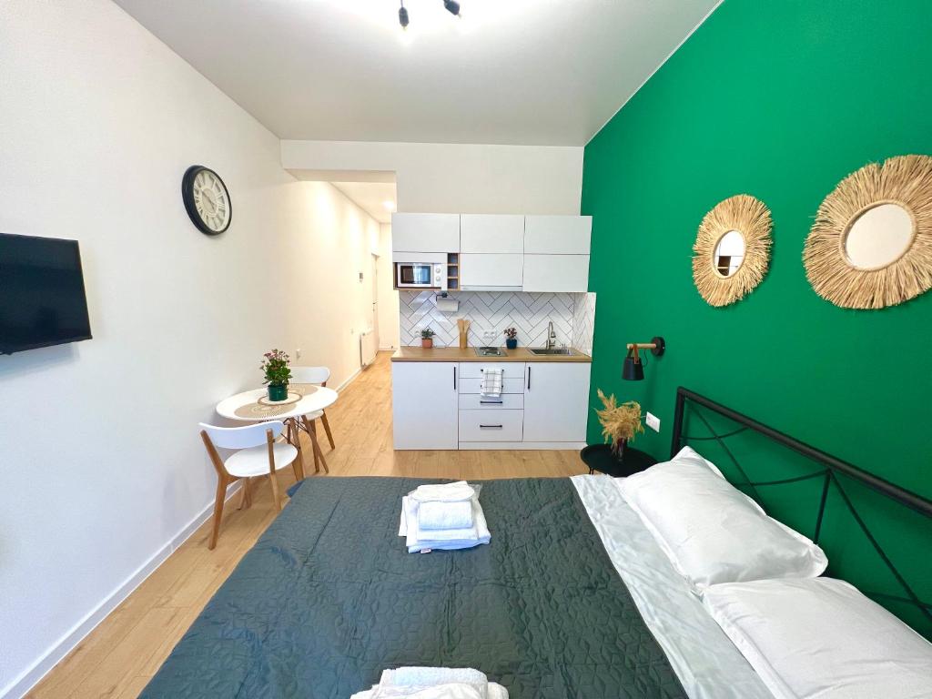TV a/nebo společenská místnost v ubytování Ortachala Romantic Apartments