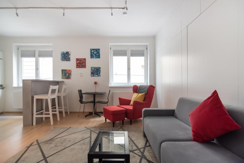 Hotel Im Herzen von Wien - Charmante Garconiere, a living room with a couch and chairs and a table at Im Herzen von Wien - Charmante Garconiere in Vienna