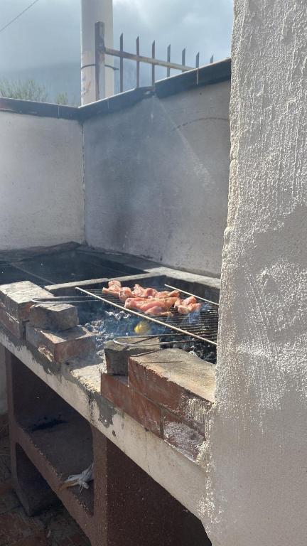 Gril dostupný pro hosty v apartmánu