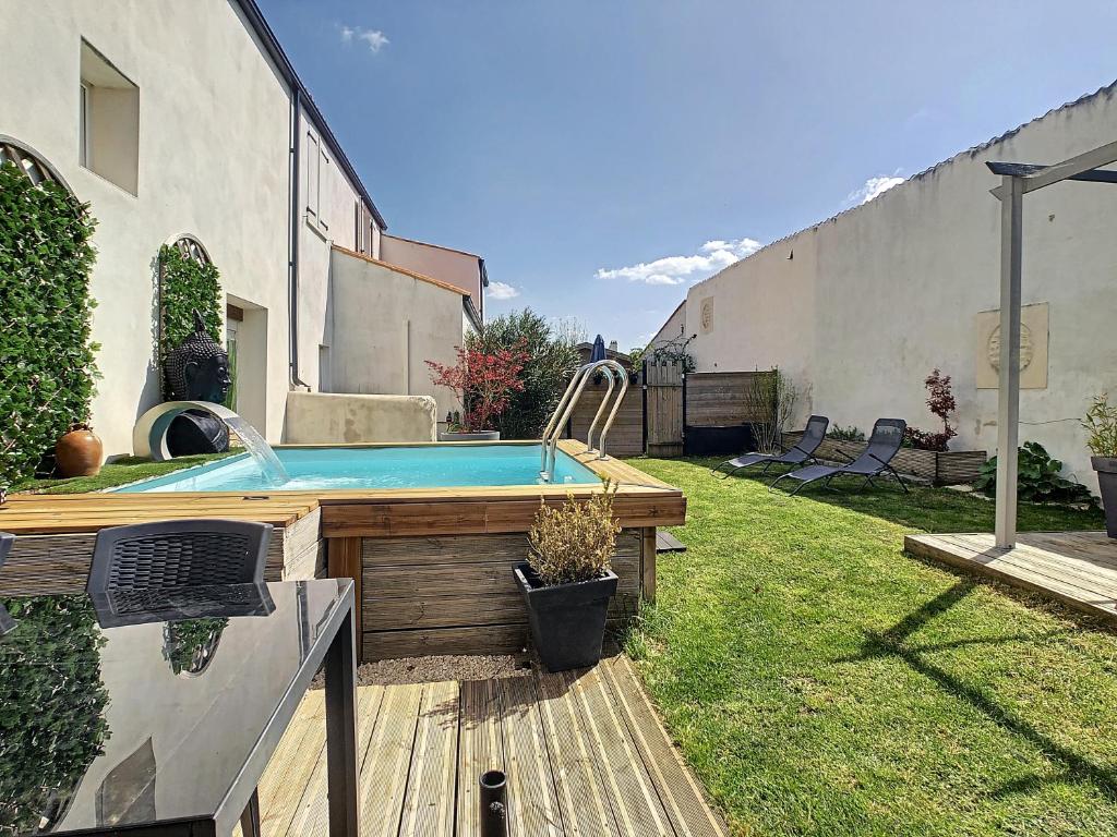 Bazén v ubytování Maison piscine proche La Rochelle nebo v jeho okolí