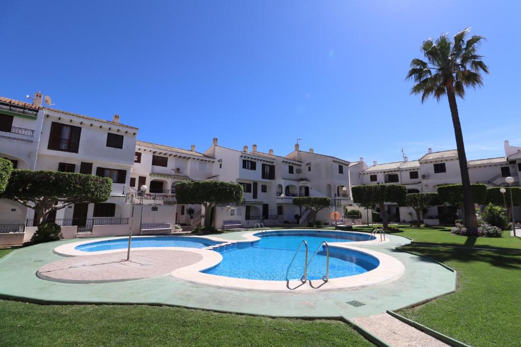 een groot zwembad voor een gebouw bij Oleza Sun Playa Flamenca in Playa Flamenca