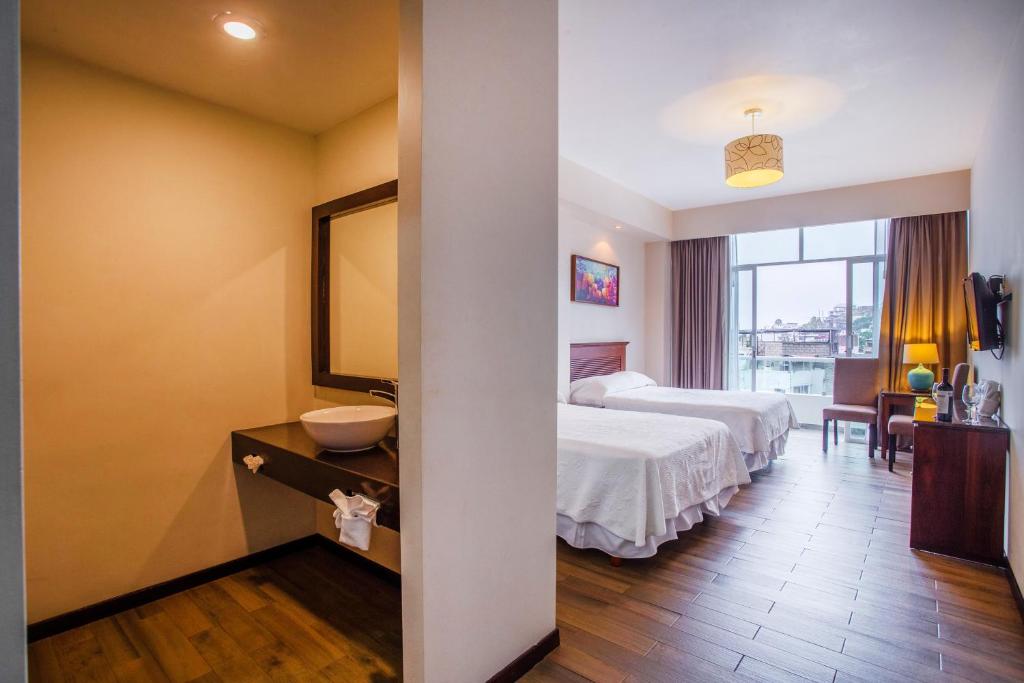 Postel nebo postele na pokoji v ubytování BLAZE Hotel & Suites Puerto Vallarta