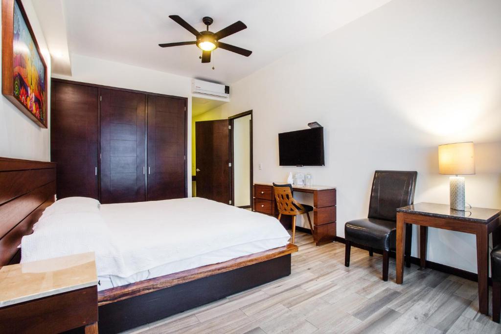 Postel nebo postele na pokoji v ubytování BLAZE Hotel & Suites Puerto Vallarta