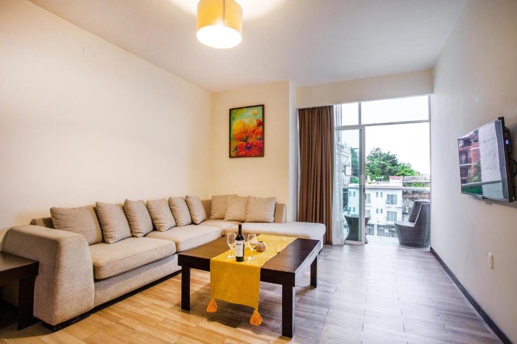 TV a/nebo společenská místnost v ubytování BLAZE Hotel & Suites Puerto Vallarta