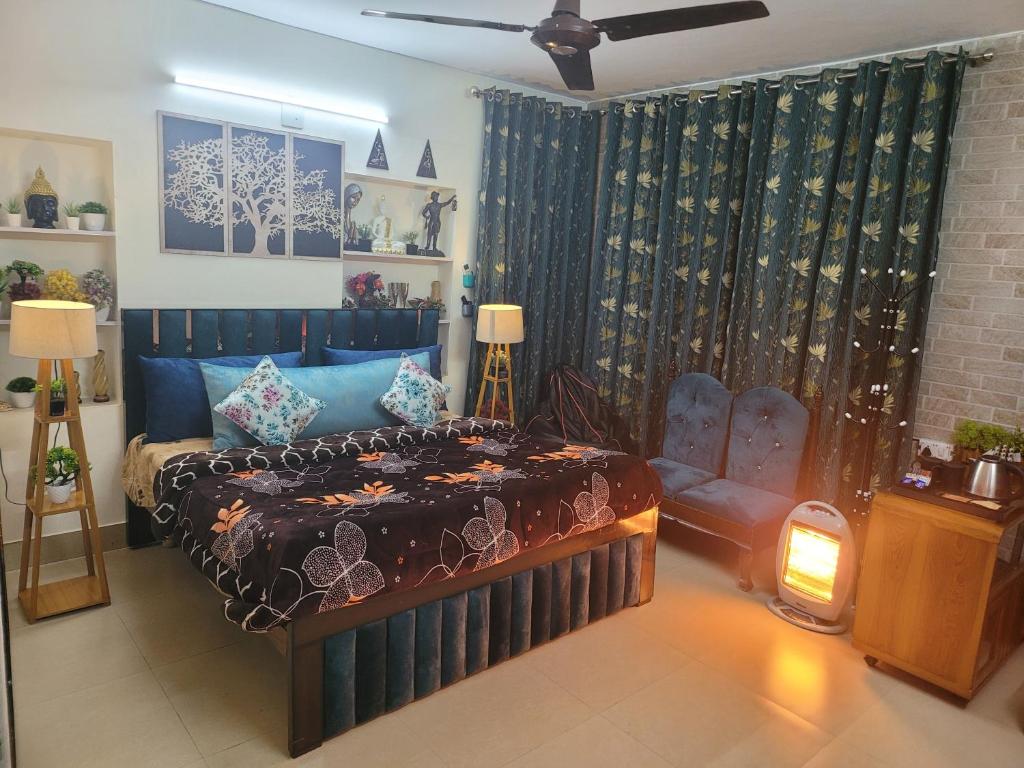 una camera con letto e copriletto marrone di Dhairya's Villa Home Away From Home a Jammu