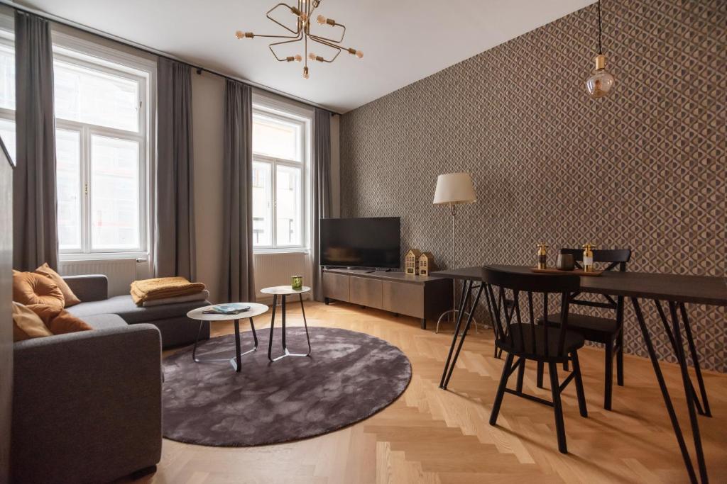 ein Wohnzimmer mit einem Sofa und einem Tisch in der Unterkunft Hochwertiges Apartment mit direkter Anbindung zum Zentrum in hippen Viertel in Wien