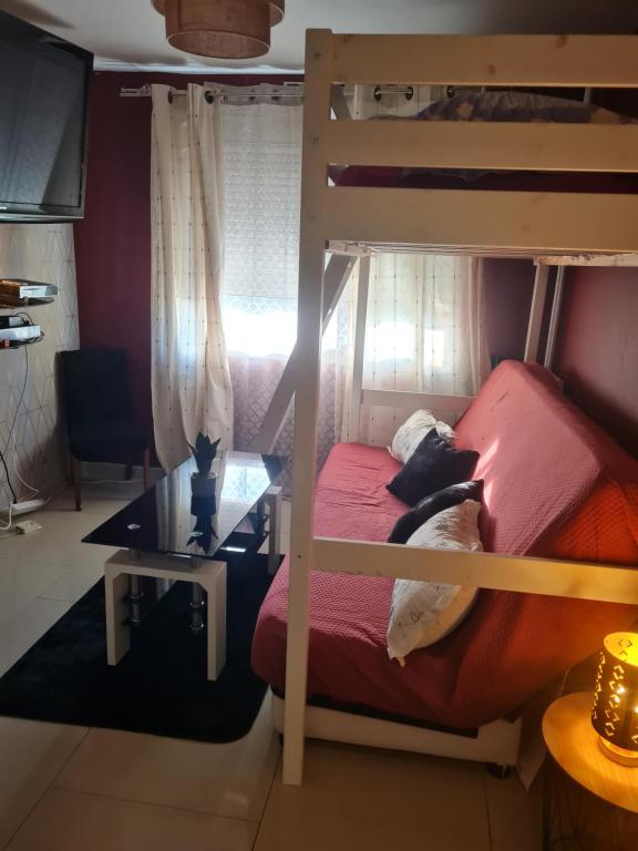 Appartement cosy à 5mn à pied de la gare de melun. emeletes ágyai egy szobában