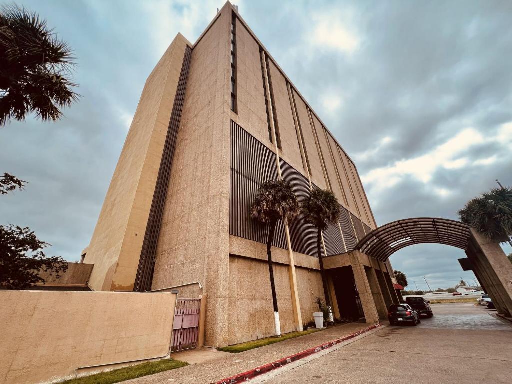 un grand bâtiment avec une arche devant lui dans l'établissement Hotel AVA Laredo, à Laredo