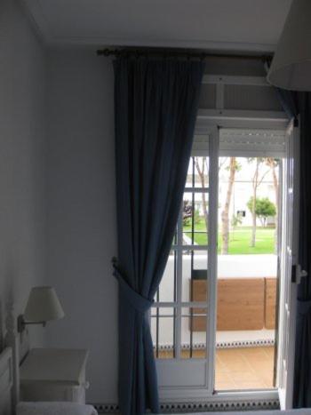 A bed or beds in a room at Apartamento La Barrosa, Chiclana