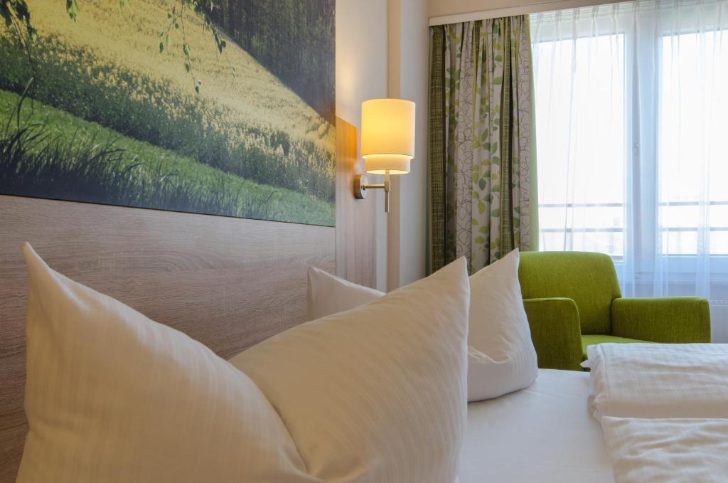 
 Standard Room with Queen-Size Bed
