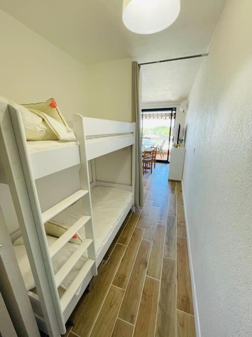 Posteľ alebo postele v izbe v ubytovaní Studio à 350m de la plage, terrasse ouverte, clim