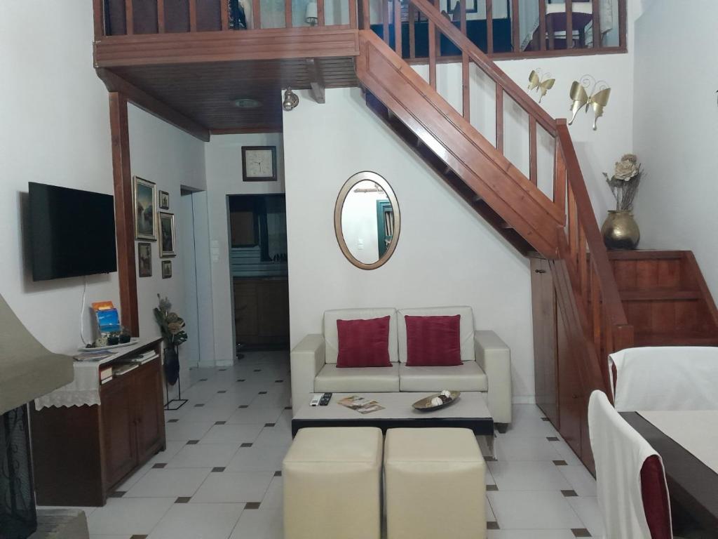 - un salon avec un escalier et un canapé dans l'établissement Casa Matzurana, à Kounoupidhianá