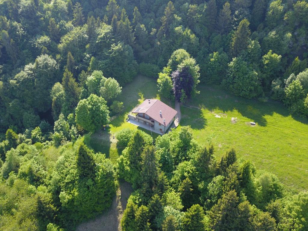 una vista aerea di una casa in mezzo a un campo di Walking's House Mountain Lake Iseo Hospitality a Lovere