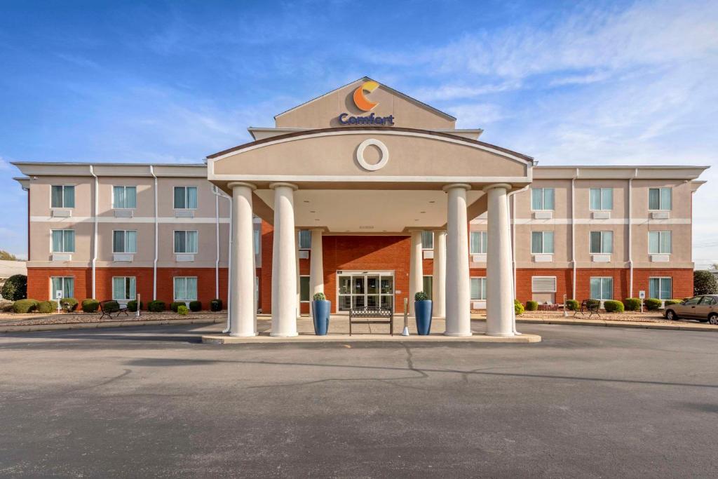 a hotel with a gazebo in front of a building at Comfort Inn US Hwy 80 in Demopolis