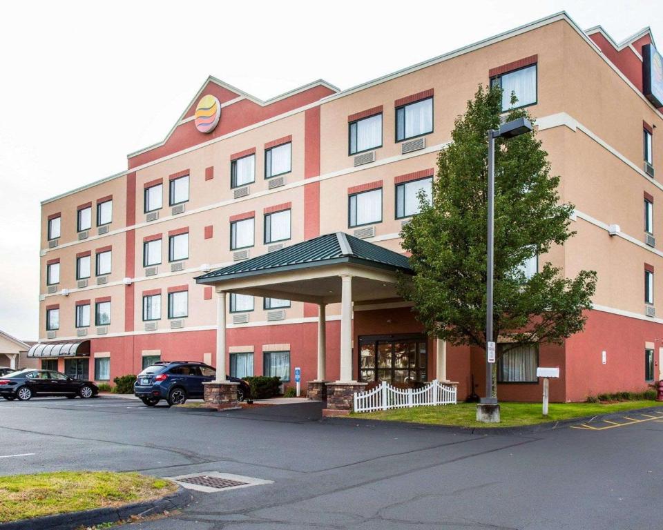 um edifício de hotel com um carro estacionado em frente em Comfort Inn East Windsor - Springfield em East Windsor