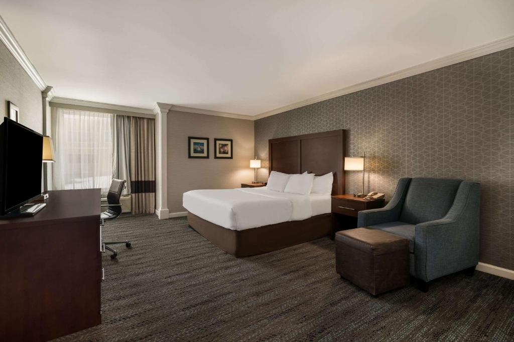 Postel nebo postele na pokoji v ubytování Comfort Inn & Suites Plattsburgh - Morrisonville