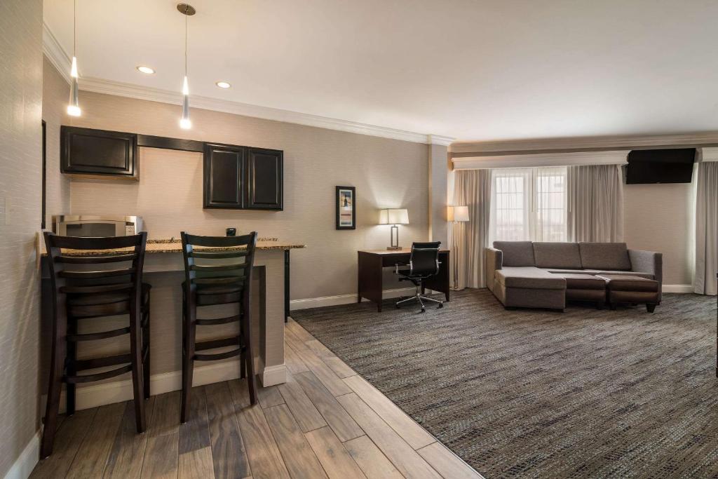 TV a/nebo společenská místnost v ubytování Comfort Inn & Suites Plattsburgh - Morrisonville