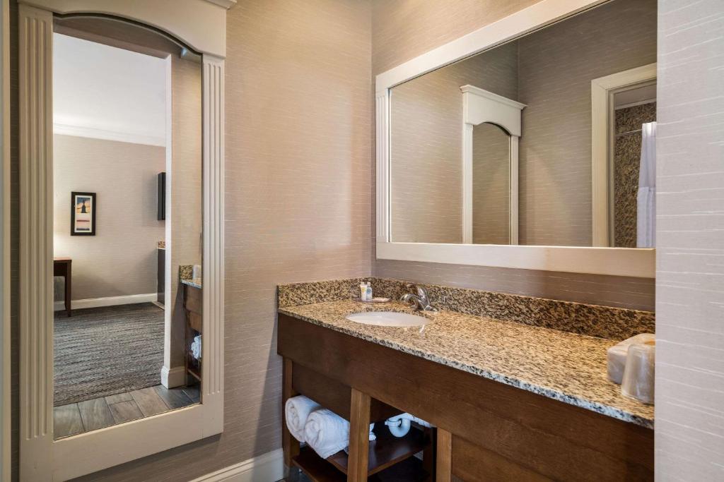Koupelna v ubytování Comfort Inn & Suites Plattsburgh - Morrisonville