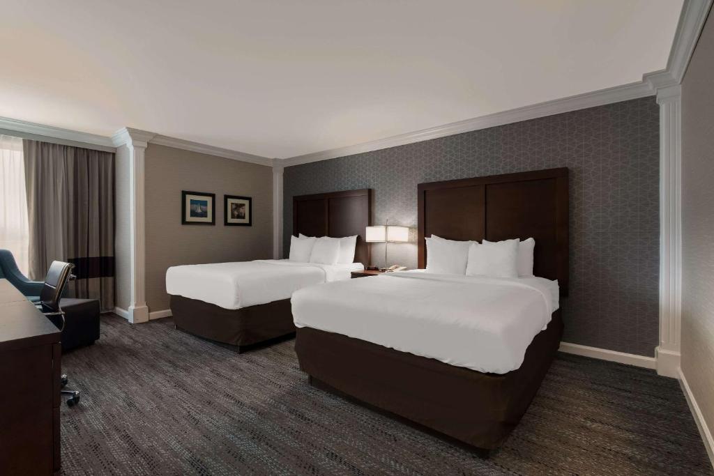 Postel nebo postele na pokoji v ubytování Comfort Inn & Suites Plattsburgh - Morrisonville