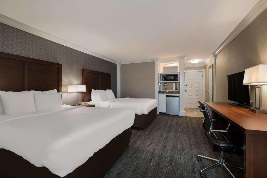 Postel nebo postele na pokoji v ubytování Comfort Inn & Suites Plattsburgh - Morrisonville