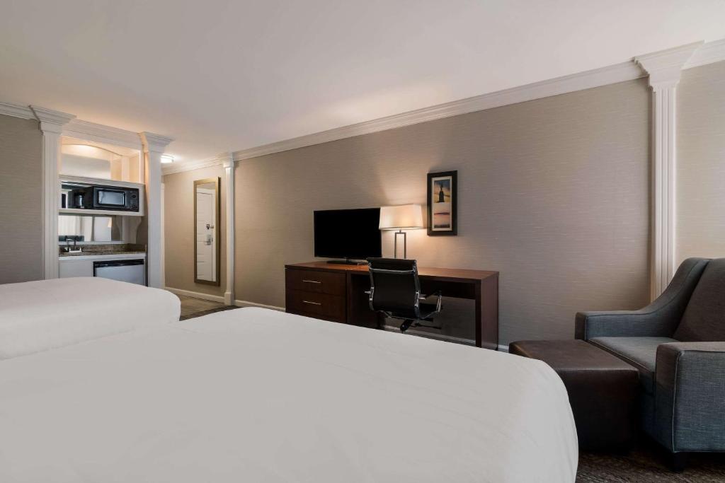 Postel nebo postele na pokoji v ubytování Comfort Inn & Suites Plattsburgh - Morrisonville