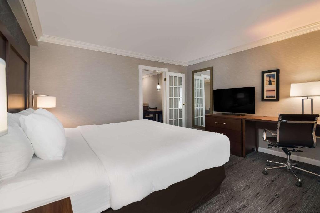 TV a/nebo společenská místnost v ubytování Comfort Inn & Suites Plattsburgh - Morrisonville