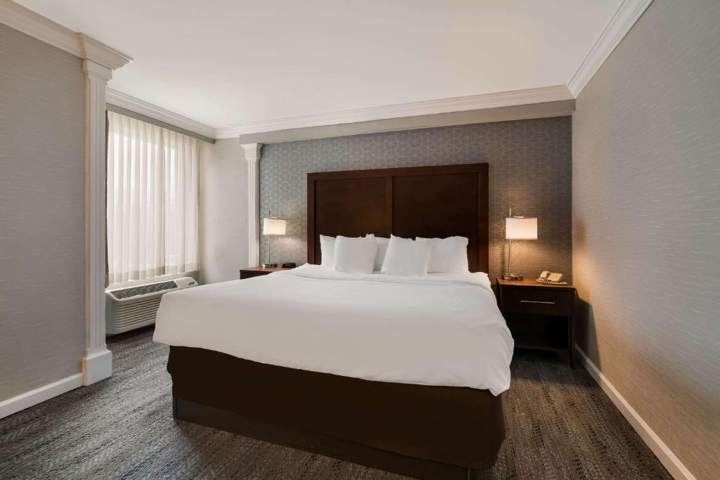 Postel nebo postele na pokoji v ubytování Comfort Inn & Suites Plattsburgh - Morrisonville