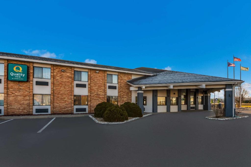 an image of a hotel with a parking lot at Quality Inn in Marysville