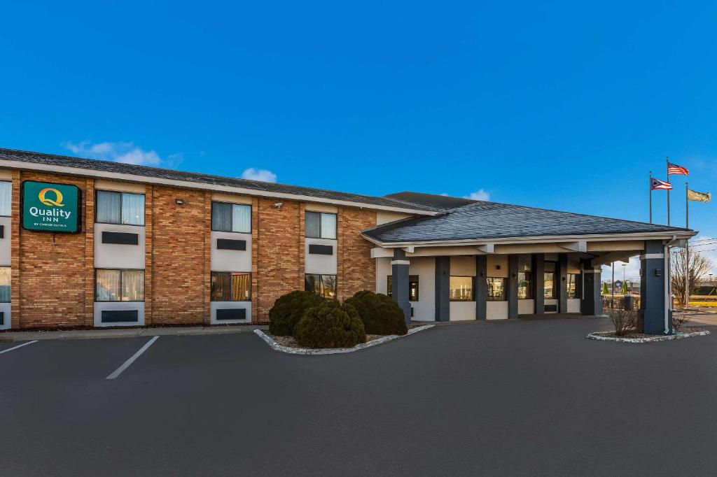 ein Bild eines Hotels mit Parkplatz in der Unterkunft Quality Inn Marysville in Marysville