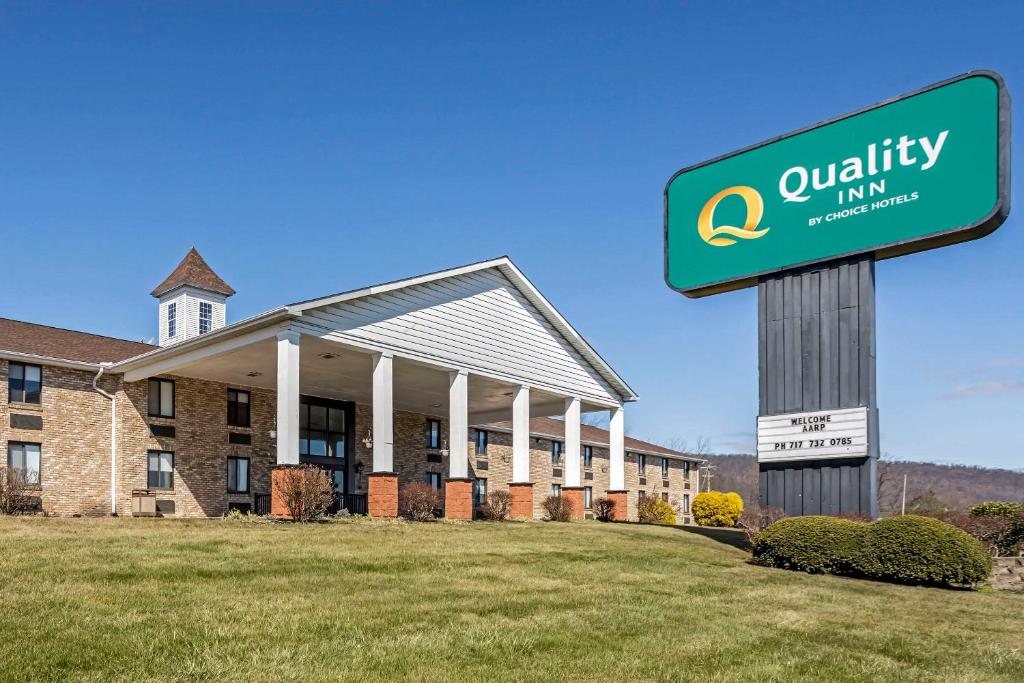 un edificio con una señal delante de él en Quality Inn Enola - Harrisburg, en Harrisburg