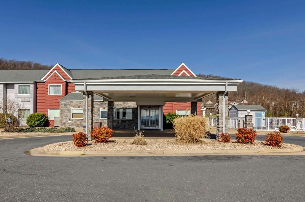 uma grande casa vermelha com uma entrada em frente em Clarion Pointe Staunton East em Staunton