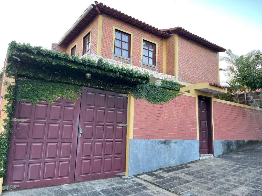 uma casa com duas portas de garagem em frente em Casa Sol nascente em Triunfo