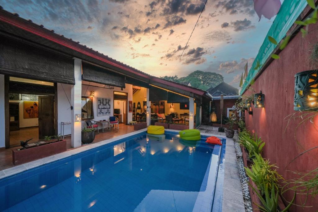 PesanggaranにあるHuge 2 Bedroom private pool Villa - Gong Zhu Camilleの家の裏庭にあるプール