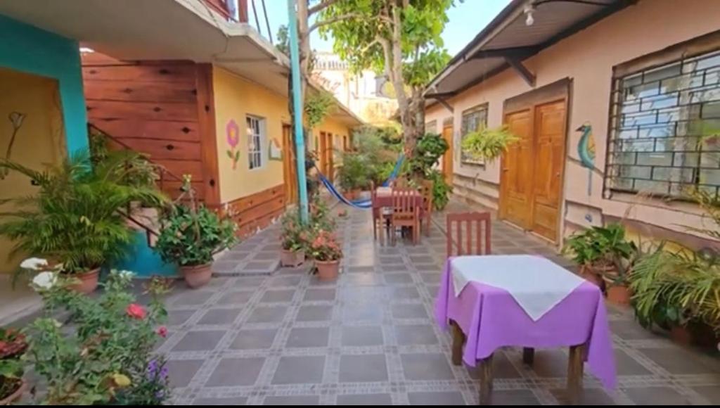 un patio de una casa con mesa y sillas en Hostal y Restaurante Posada Real, en La Palma